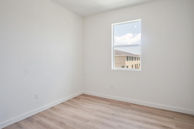 Building Photo - 852 SE grovebush Ln
