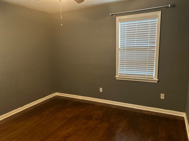 Building Photo - Welcome to this charming 3 bedroom, 1.5 bathroom home in Colonial Acres.