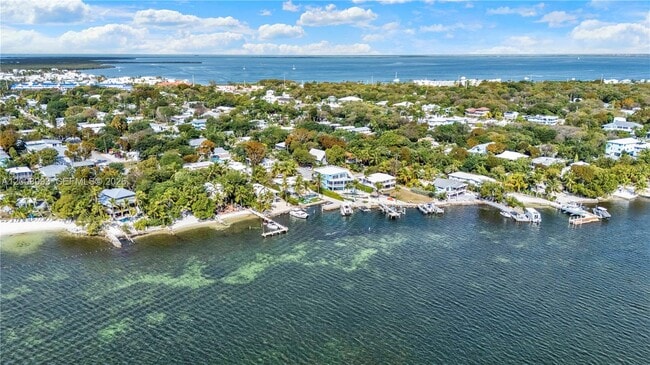 Building Photo - 69 Shoreland Dr