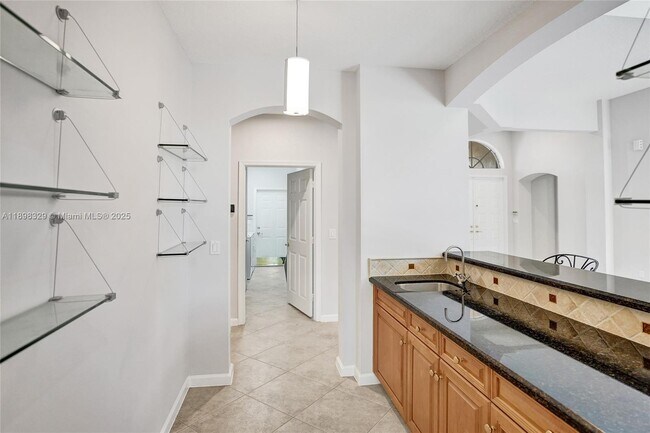 Building Photo - 2553 Jardin Manor