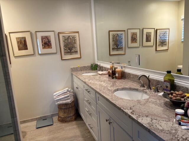 Building Photo - 5582 Royal Lake Cir