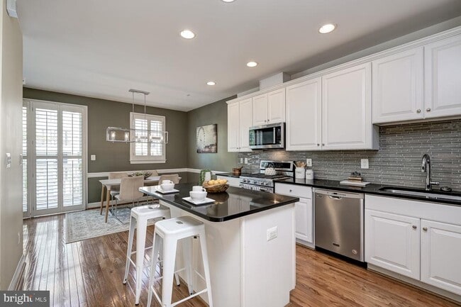 Building Photo - 1236 Harbor Island Walk