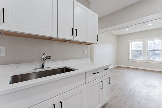 Building Photo - 104 N Killingsworth St
