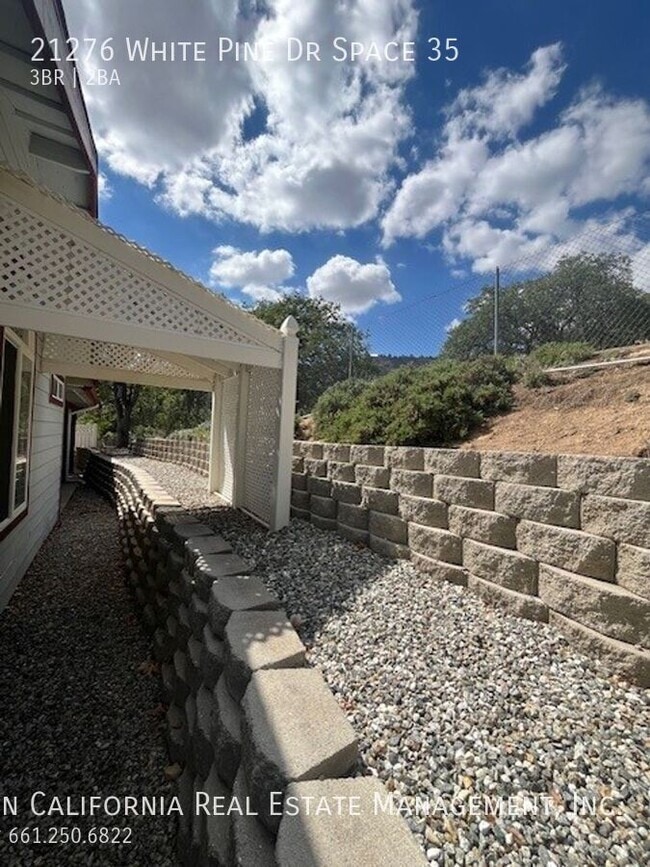 Building Photo - 21276 White Pine Dr