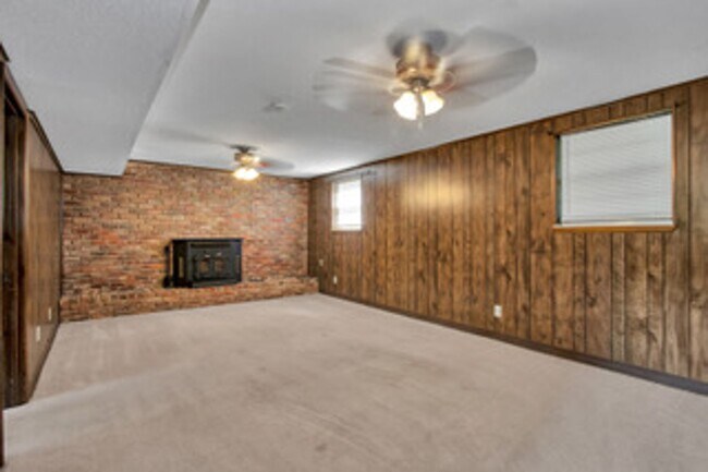 Building Photo - Knoxville 37934 - Split-level Home with 4 Bedrooms, 2 Baths & a 2-car garage. Call Lisa Vineyard ...