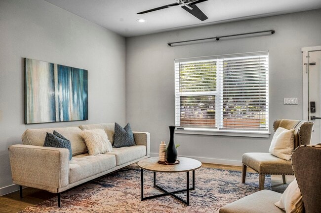 Building Photo - 1417 E Crockett St