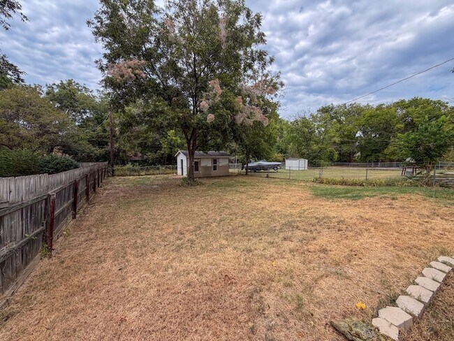 Building Photo - 1527 W Gandy St
