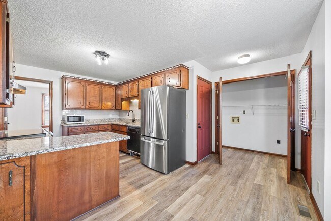 Building Photo - 501 Eysian Rd