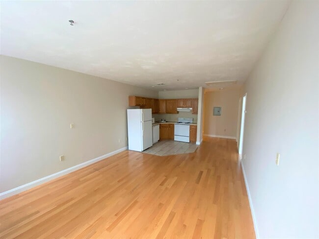 Primary Photo - 32 Pearl St