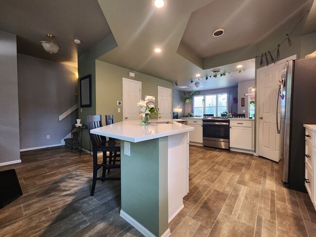 Building Photo - Stunning 3 Bedroom Townhome Tucked Away In...