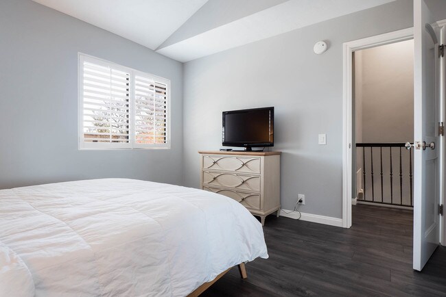 Building Photo - 12119 Rochester Ave