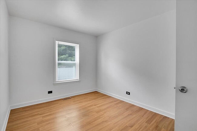 Building Photo - 1645 Estate Cir