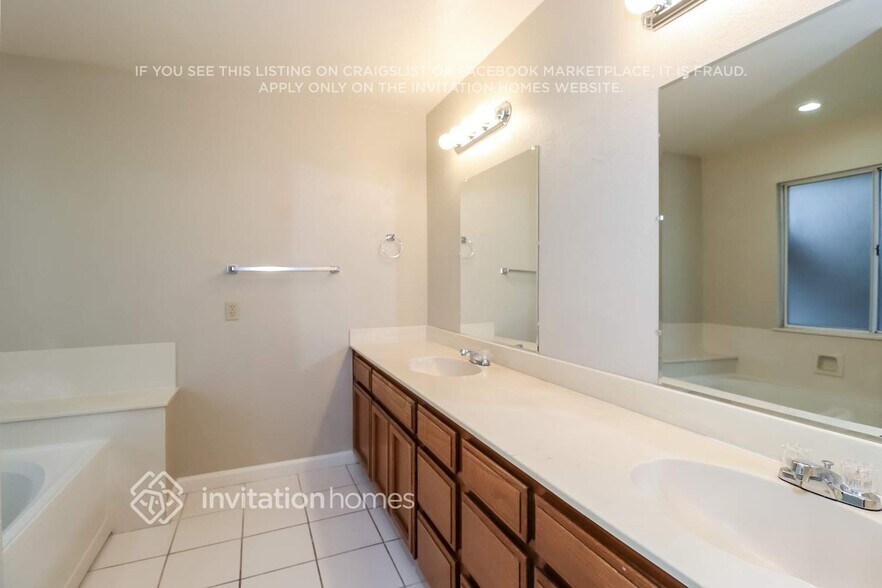 Building Photo - 710 E Jonquil Dr