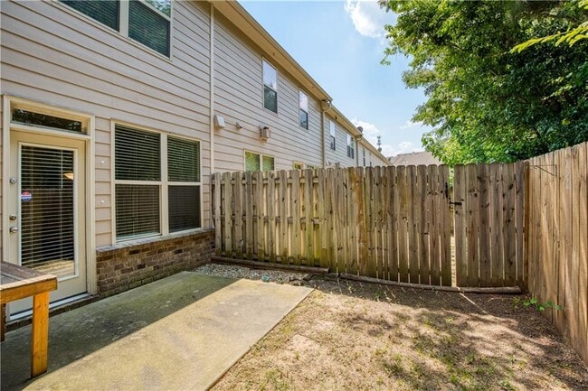 Building Photo - 2249 Knoxhill View