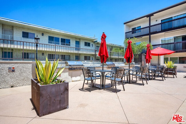 Building Photo - 5334 Lindley Ave