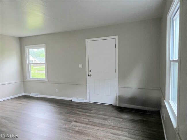 Building Photo - 859 E Avondale Ave