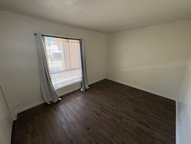 Building Photo - Upstairs Apartment Rent Ready!