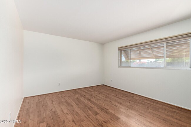 Building Photo - 3820 S Elm St