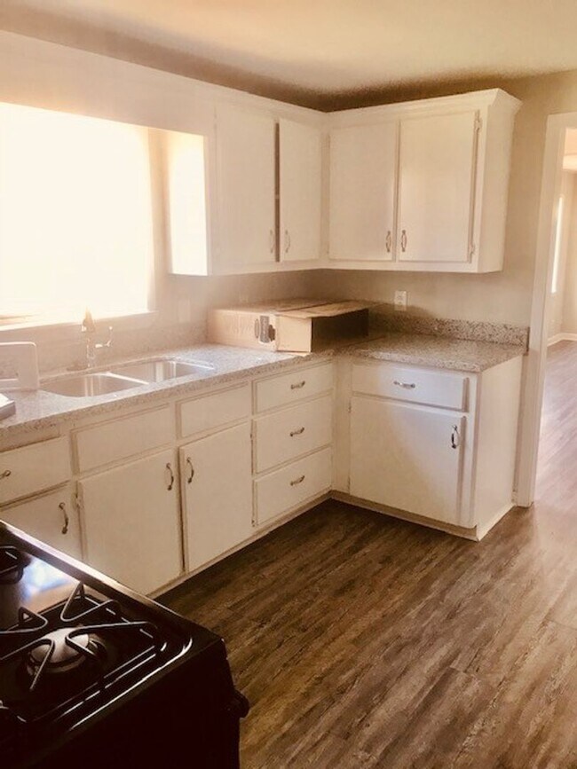 Building Photo - RECENTLY REMODELED 4 BEDROOM 2 BATH HOME I...