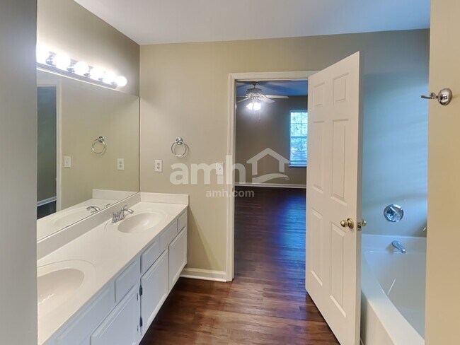 Building Photo - 601 Magnolia Ln