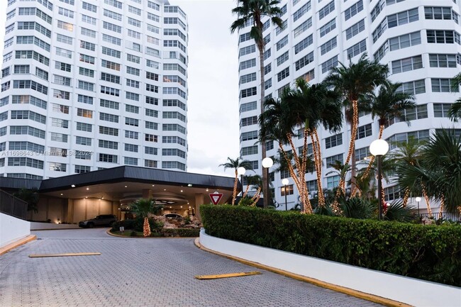 Building Photo - 905 Brickell Bay Dr