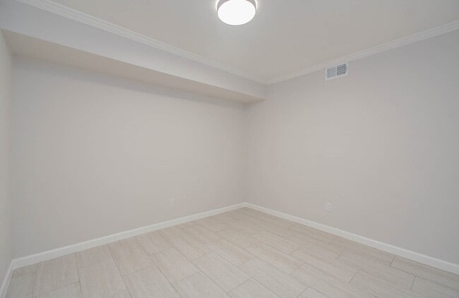 Building Photo - 355 N Post Oak Ln