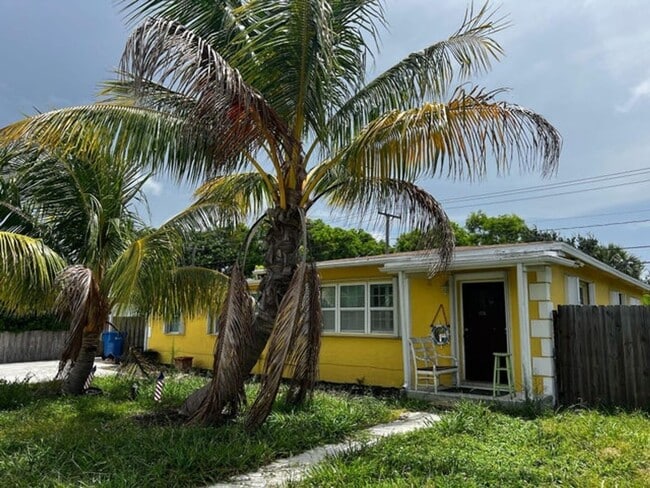 Building Photo - 1036 S 14th St