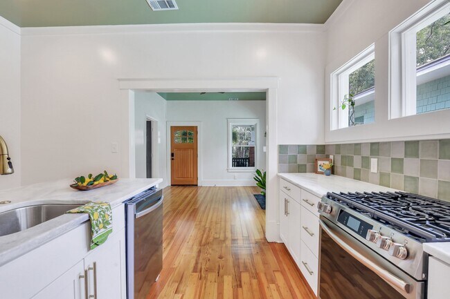 Kitchen - 614 E 40th St