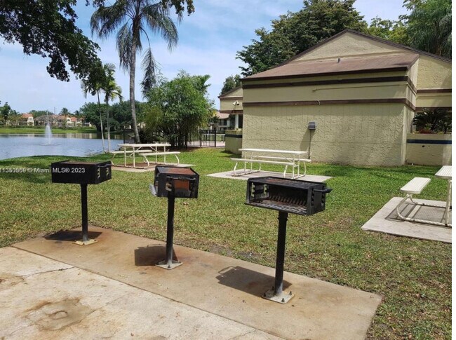 Building Photo - 612 Gardens Dr