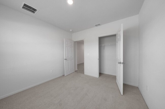 Building Photo - Spacious 4BR House in Port Saint Lucie