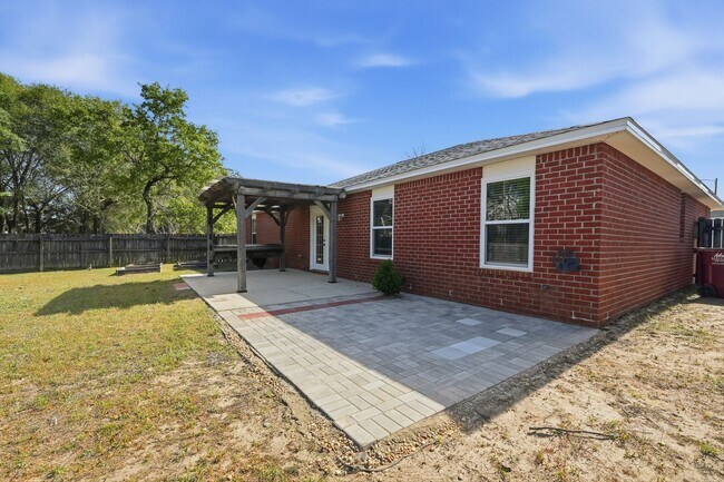 Building Photo - 3 Bedroom in Central Crestview!