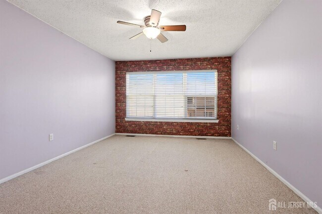 Building Photo - 50 Glen Oaks Ct