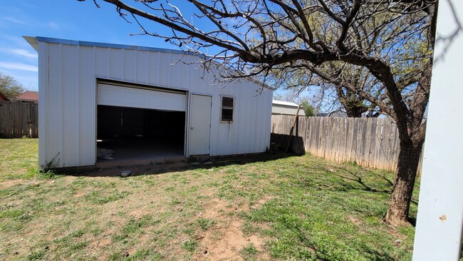 Building Photo - 2/2 1 CAR GARAGE AND LARGE SHOP