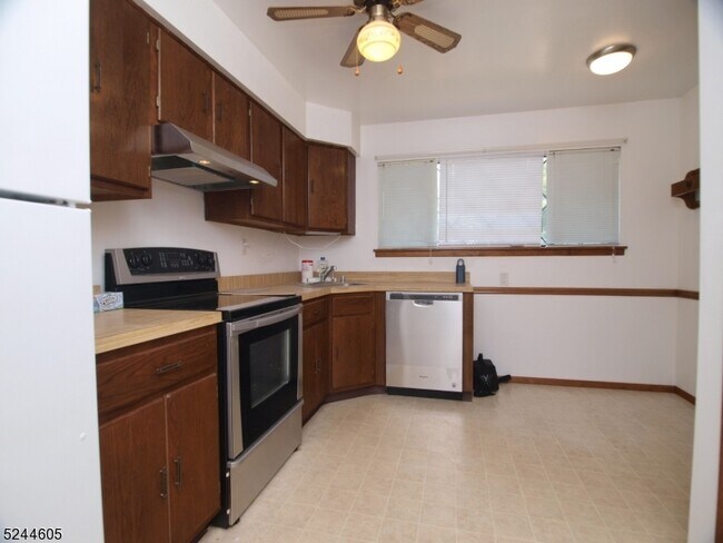 Building Photo - 911 Merritt Dr