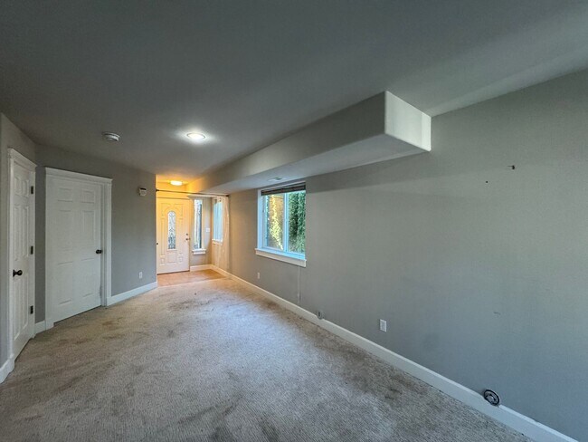 Building Photo - 150 W Florentia St