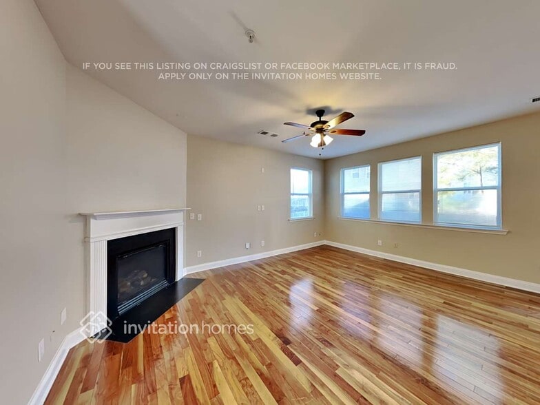 Building Photo - 380 Roseglen Dr NW