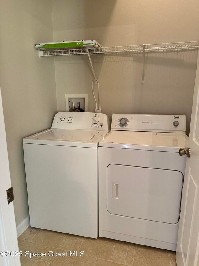 Building Photo - 975 Luminary Cir