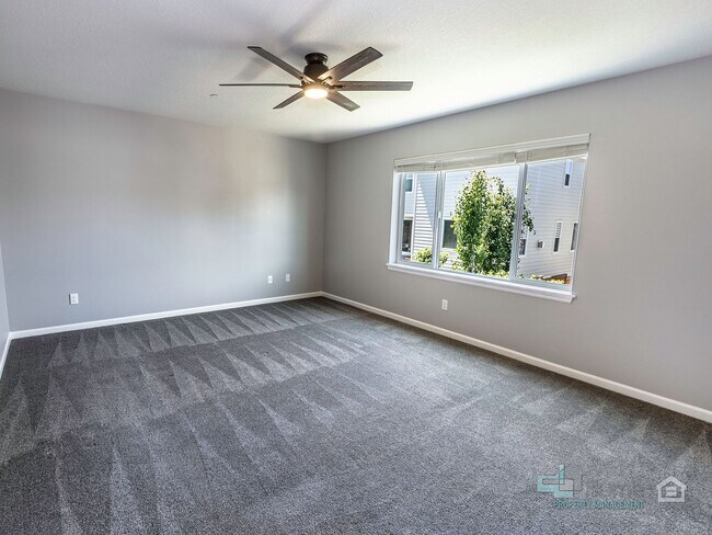 Building Photo - Spacious 4 Bedroom Home with Solar Power N...