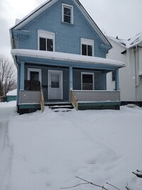 Building Photo - 4 Bedroom Single Family Home!