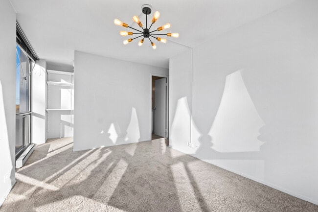 Building Photo - 4343 N Clarendon Ave