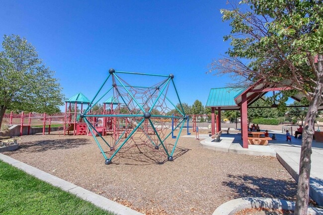 Building Photo - Large 4BR 3BA Updated Home in Quiet Neighb...