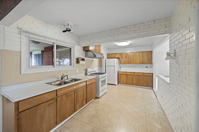 Building Photo - 21W256 Briarcliff Rd