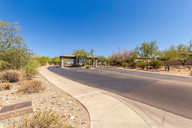 Building Photo - 11173 E Greenway Rd