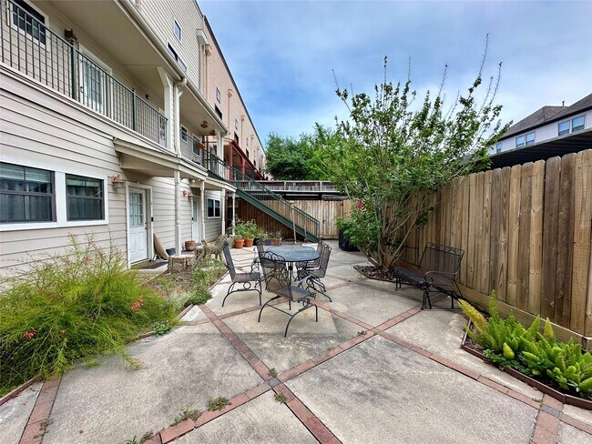 Building Photo - 1602 Elgin St