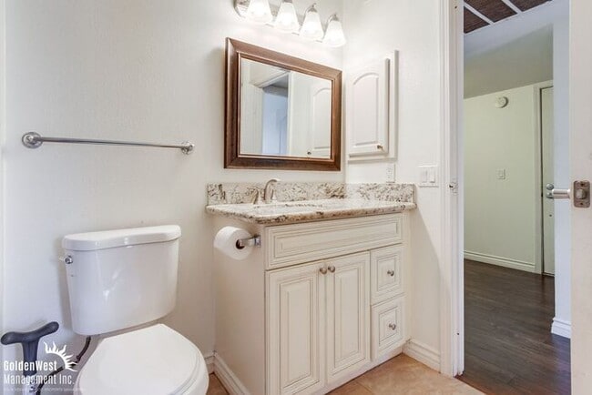 Building Photo - Renovated 2Bdm 2Ba Condo in Prime Carmel M...