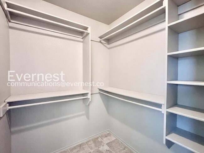 Building Photo - 4 Bed/2 Bath Home with Fenced Yard & Garage / Pet-Friendly / Available Now!