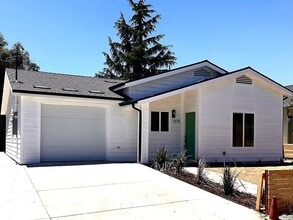 Building Photo - 1675 University Dr