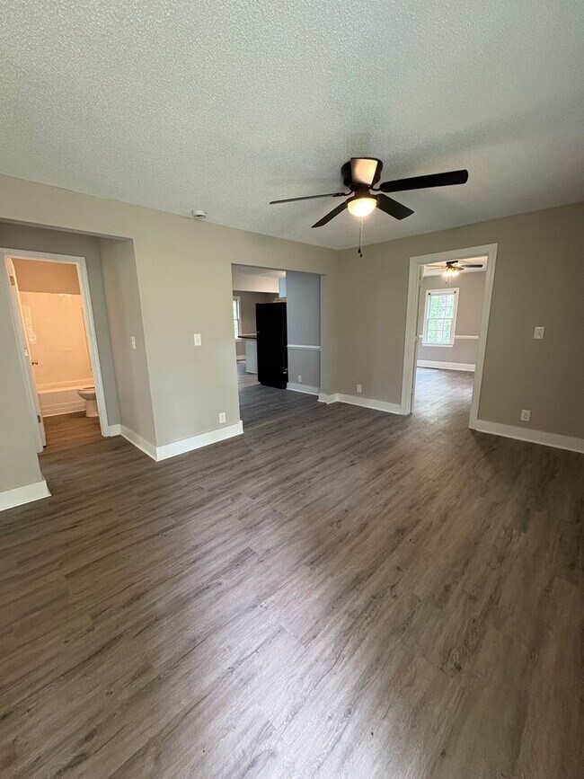 Building Photo - Lovely 3 Bedroom 2 Bath Home in Spartanburg