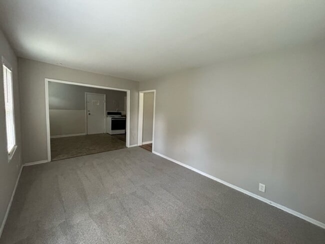 Building Photo - Charming 3-Bedroom Home in a Convenient Hu...
