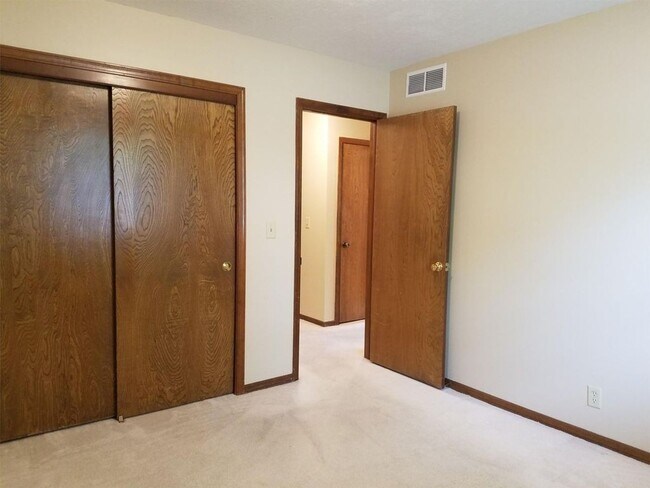 Building Photo - Massive 4 bed 2 bath home for rent